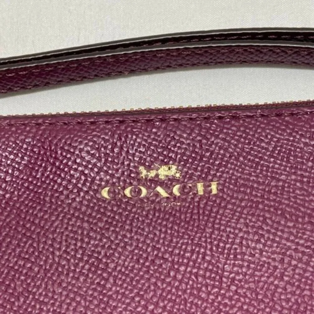 Coach Women's Small Corner Zip Wristlet Pouch Wallet Purse Purple Plum GUC‎